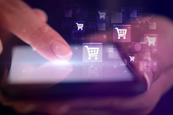 Vinger aanraken van telefoon met online winkelen concept — Stockfoto