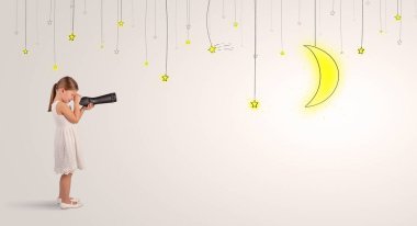 Küçük çocuk ampuller için spyglass üzerinden seyir