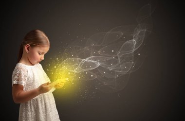 Köpüklü tablete oynayan küçük çocuk