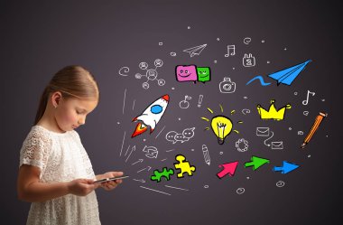 Kız holding tablet uygulamaları kavramı ile