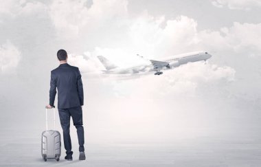 Uçak için yürüyüş Bagaj ile işadamı