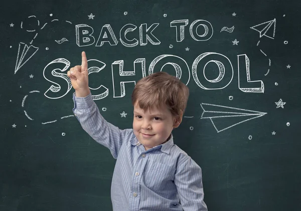 Ragazzo carino con il concetto di ritorno a scuola — Foto Stock