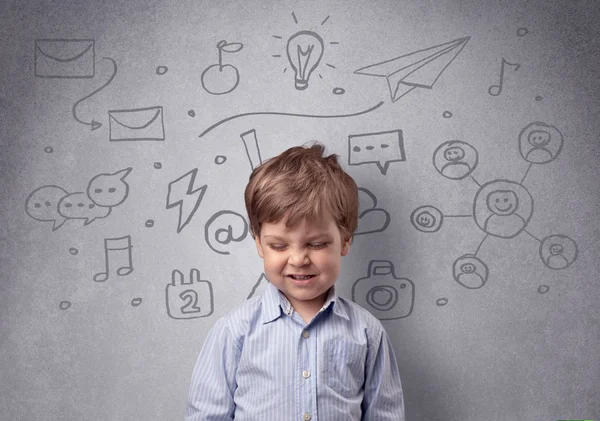 Niño inteligente frente a una pared gris dibujada — Foto de Stock