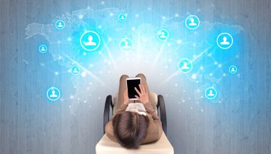 Sandalyede oturan kadın ile sosyal medya kavramı