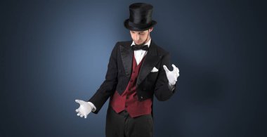 Sihirbaz bir şey görünmez tutar 