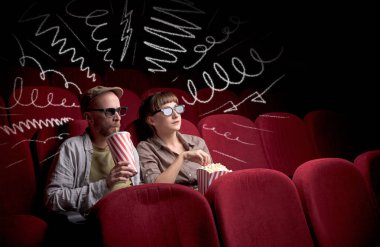 Sinemada film izleyen sevimli bir çift. 