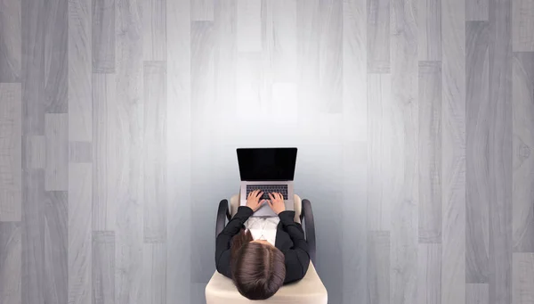 Femme assise sur une chaise dans un bureau vide — Photo