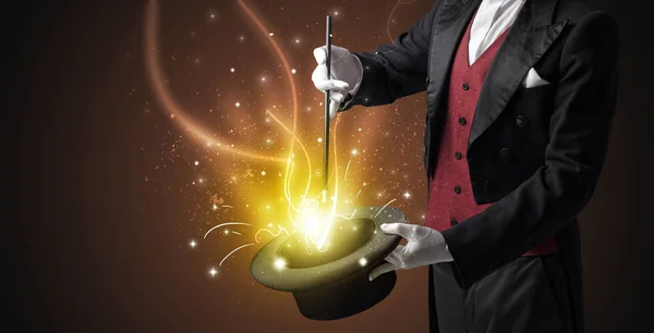 魔术师的手从气缸召唤奇迹 — 图库照片