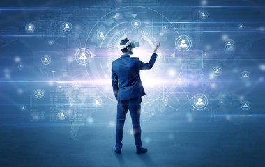 Bağlantı denetimi vj gözlüklü işadamı