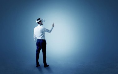 İşadamı vr gözlük ile boş bir odada