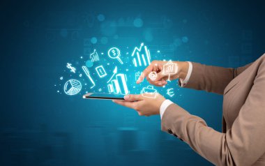 El tutma tablet tebeşir çizilmiş sembolleri yukarıda bulunan