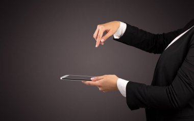 Mockup el holding tablet