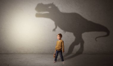 Sevimli çocuk arkasında dinazorların gölge