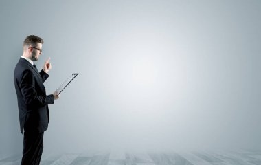 Boş bir alanda ayakta işadamı