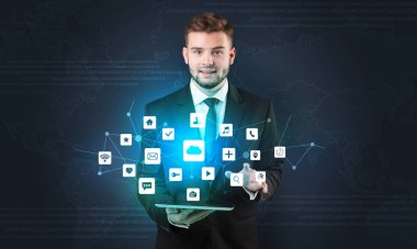 Tablet ve uygulama ile genç işadamı
