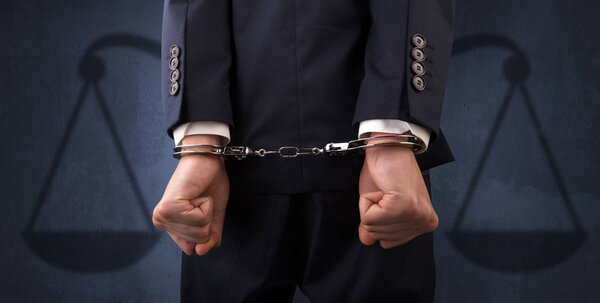 Арестованный мужчина с равновесием на фоне
