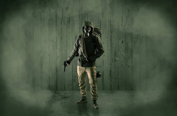 Korkunç adam ahşap bir gecekondu maske ile — Stok fotoğraf