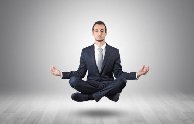 İşadamı bir boşluk kavramı içinde meditasyon