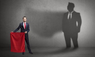 Boğa güreşçisi kavramı ve onun gölgesi arka planda ile işadamı