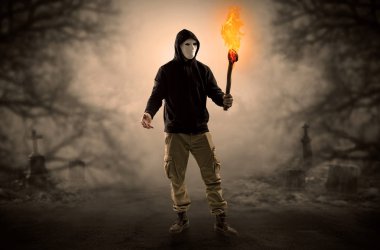 Adam flambeau yanma ile bir çalılık dan geliyor