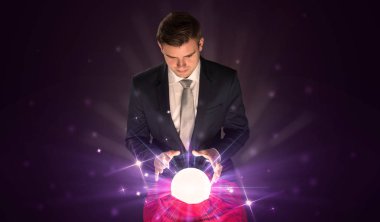 Kristal top eylem ile oturan işadamı