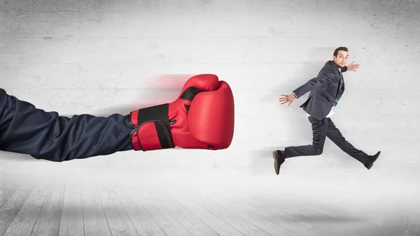 Braço com luvas de boxe atinge conceito de trabalhador de escritório — Fotografia de Stock