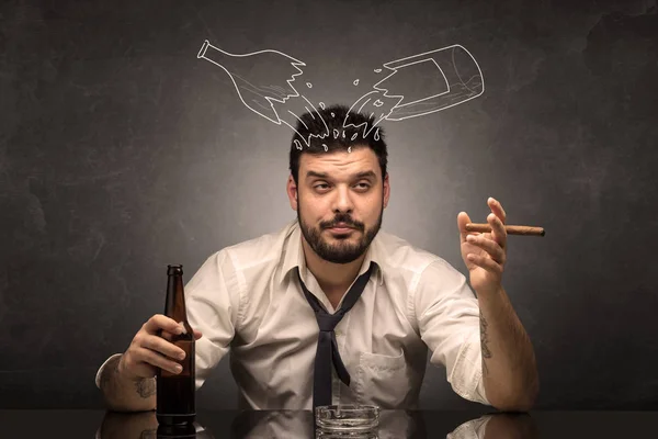 Μεθυσμένος άντρας με doodle αλκοόλ μπουκάλια έννοια — Φωτογραφία Αρχείου