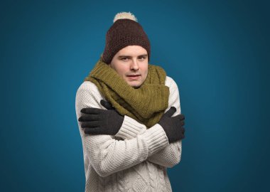 Yakışıklı çocuk sıcak giysiler içinde dondurma