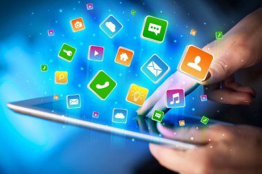 El ile uygulama simgeleri etrafında uçan tablet kullanma