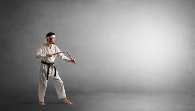 Boş bir alanda mücadele küçük karate adam