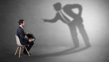 Kalmak ve maddeleri bir gölge adam sunan iş adamı