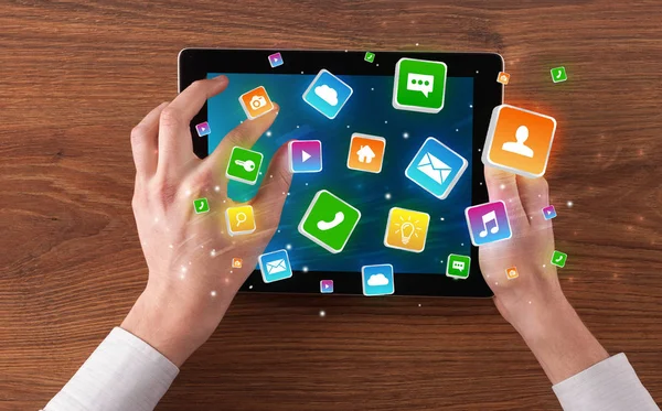 Mano utilizzando tablet con rimbalzo applicazione simboli concetto — Foto Stock