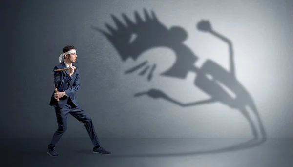 Karate-Mann kämpft mit einem großen beängstigenden Schatten — Stockfoto