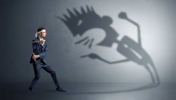 Karate hombre luchando con una gran sombra de miedo —  Fotos de Stock