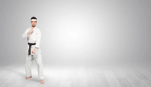 Entrenador de karate luchando en un espacio vacío — Foto de Stock