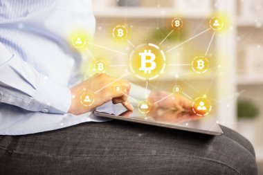 İş kadını bitcoin bağlantı ağı ve online kavramı ile tablet kullanma