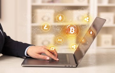Bitcoin bağlantı ağı ve online kavramı ile dizüstü bilgisayar üzerinde çalışan iş kadın