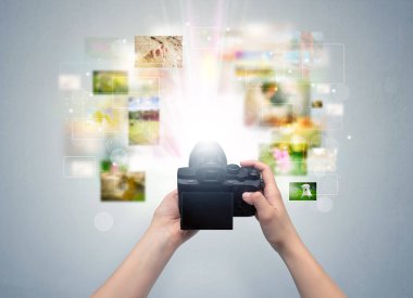 El yaşam olayları digital fotoğraf makinesi ile yakalar.