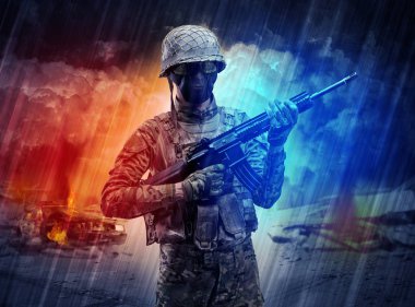 Silahlı asker toz fırtınanın ortasında duran