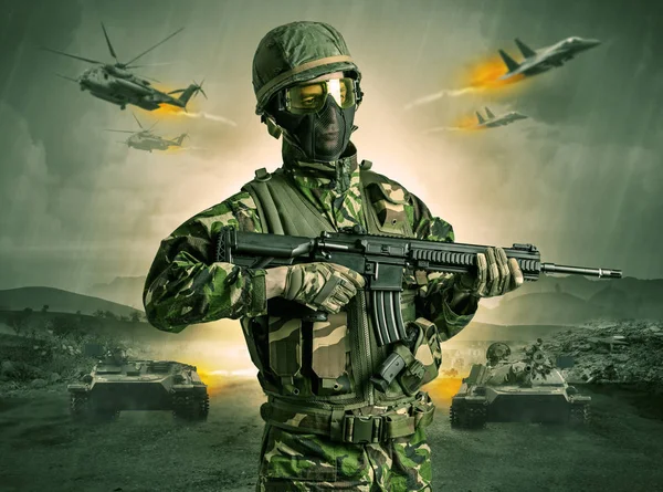 Armed soldier standing in the middle of a war — Stock Photo, Image