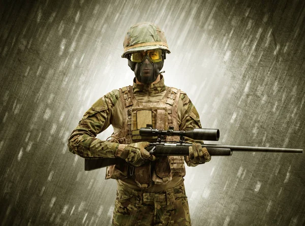 Soldat steht bei Regenwetter — Stockfoto