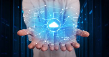 Hologram Projeksiyon tutan adam