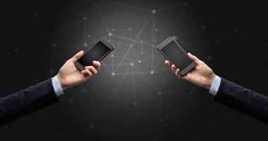 Akıllı telefonlar holding iki eller yakın çekim
