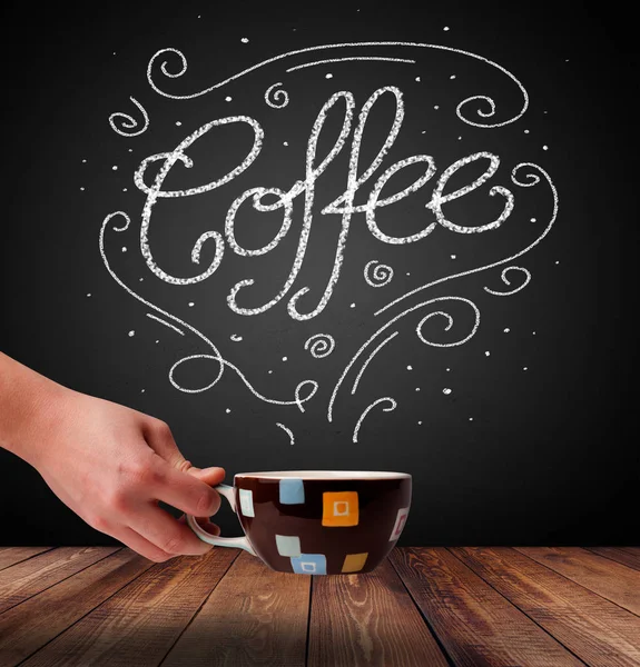 Ångande kopp kaffe med vita doodles — Stockfoto