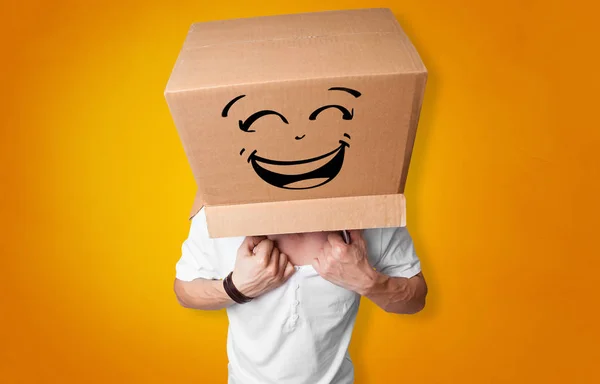 Jeune homme avec une boîte en carton sur la tête — Photo