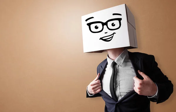 Hombre joven con cara de caja de cartón feliz —  Fotos de Stock