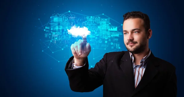 Hombre tocando el holograma del sistema de nube — Foto de Stock