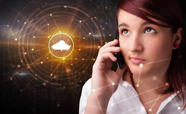 Persona che parla al telefono con concetto di tecnologia cloud — Foto Stock