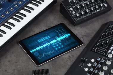 Müzik aletleri ve kayıt uygulaması ile tablet