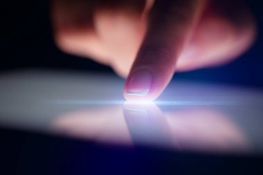 Tablet koyu arka plan ile dokunmadan parmak